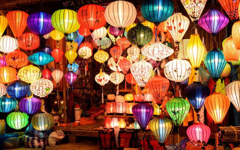 Khung cảnh lung linh mang vẻ đặc trưng của Hội An về đêm